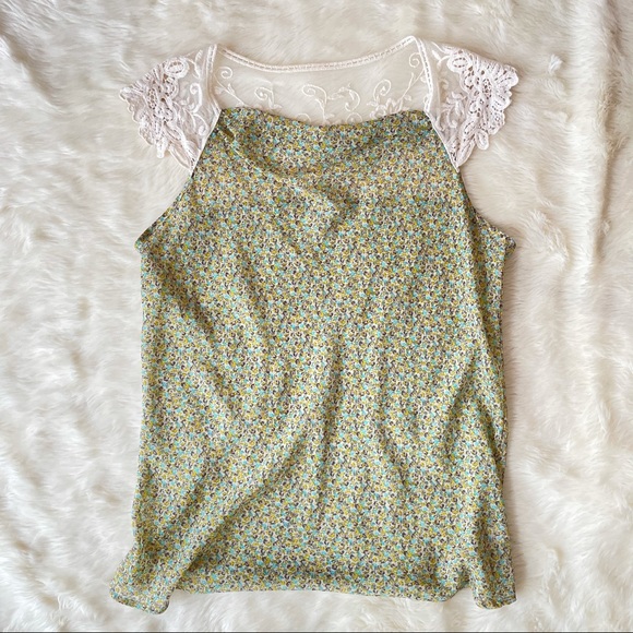 Chiffon Sleeveless Blouse with Lace Back - Picture 2 of 6